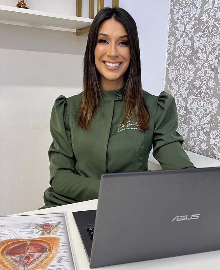 Retrato da fisioterapeuta pélvica Karyne Jardim no consultório em Gravataí